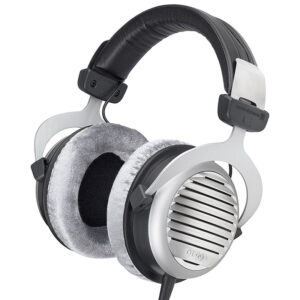 Wynajem słuchawek BeyerDynamic DT990 - profesjonalne słuchawki audio, idealne do nagrań i miksowania.