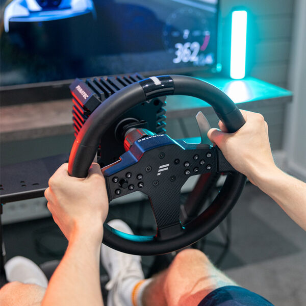 Wynajem zestawu do Simracingu z kierownicą Fanatec i telewizorem - idealne na imprezy i wydarzenia.