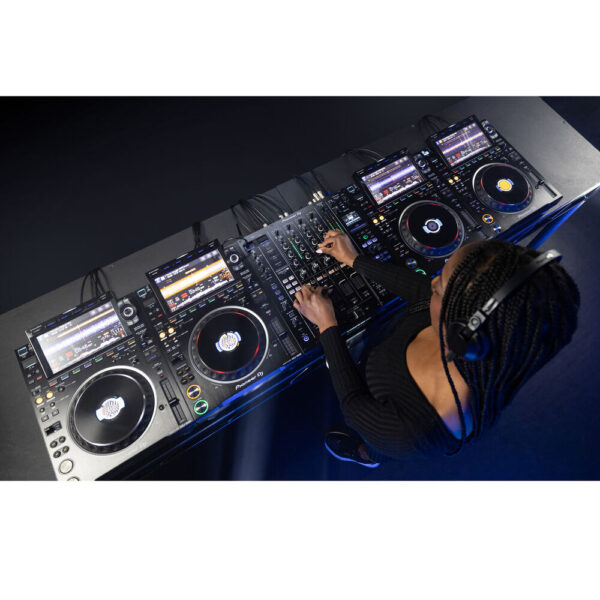 DJ przy mikserze Pioneer DJM-A9 - wynajem sprzętu DJ w Warszawie