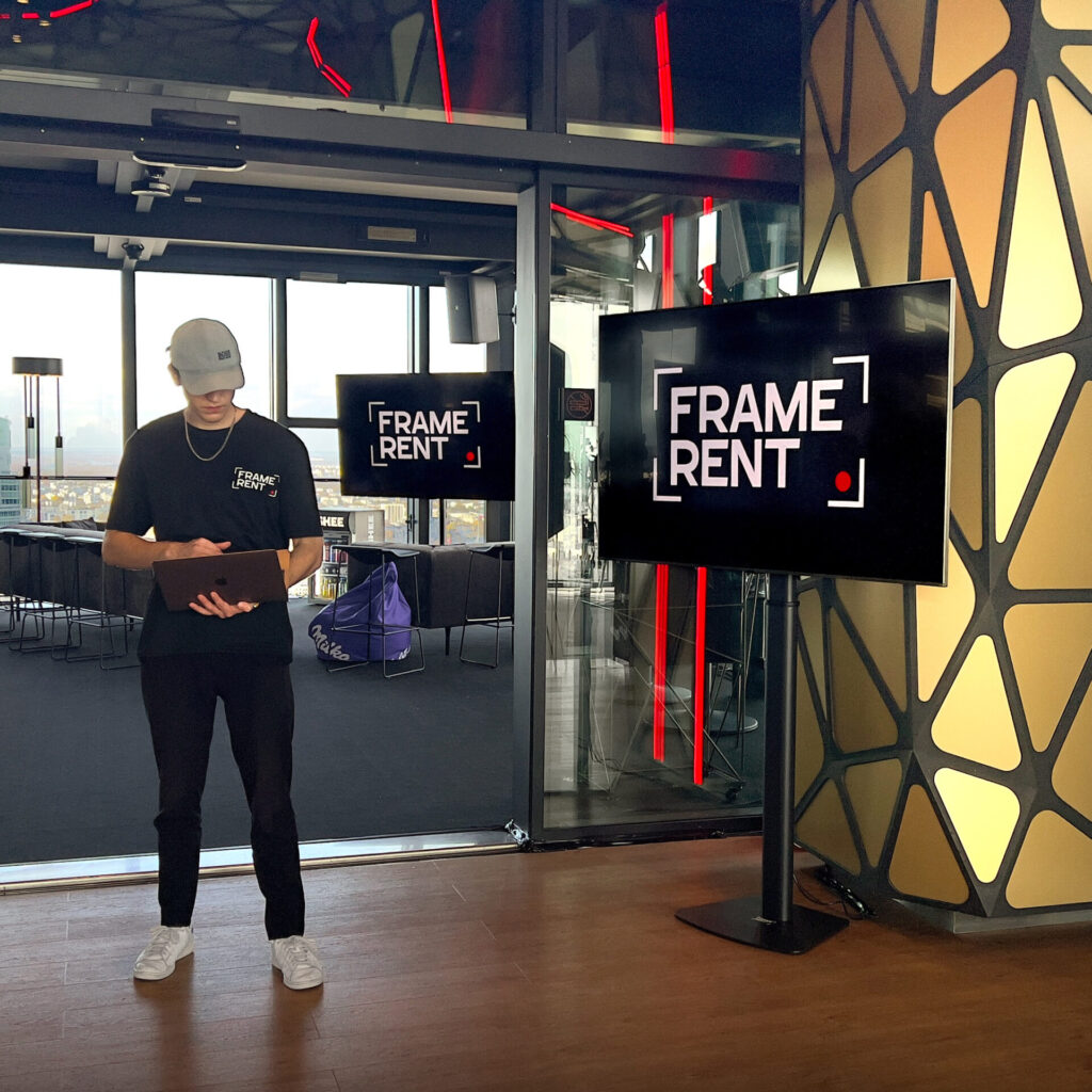 Telewizor wykorzystywany na evencie jako alternatywa dla projektora