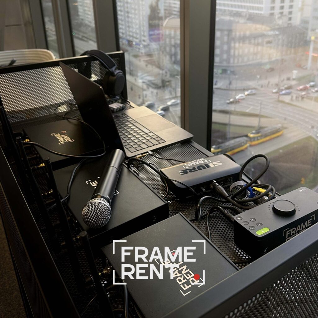 profesjonalne nagłośnienie konferencji z mikrofonami i oświetleniem scenicznym podczas wydarzenia biznesowego